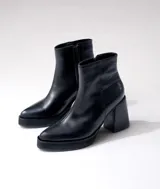 Bota corta negra de cuero vacuno, con taco de madera de 9 cm y plataforma delantera de 2 cm.