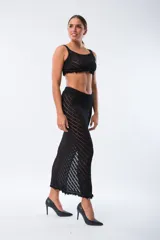 Musculosa de viscosa color negro, con escote redondo y breteles finos.