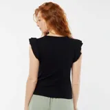Remera negra de punto con cuello redondo y mangas cortas con volantes.