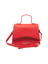 Bolso bandolera rojo con solapa y correa ajustable.