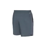 Short deportivo gris con logo de New Balance en la pierna izquierda.
