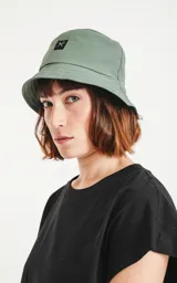 Gorro tipo bucket color verde militar con etiqueta negra con logo blanco.