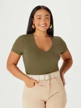 Camiseta verde militar de manga corta con cuello en V.