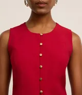 Chaleco sastre corto color rojo con cuello redondo y botones dorados.