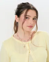 Set de dos collares cortos, uno de perlas sintéticas y otro de metal dorado con dije de delfín.