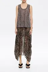 Falda midi de algodón con estampado animal print, corte recto y goma elástica en la cintura. Presenta una abertura trasera en el bajo.