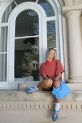 Remerón de algodón color rosado con cuello redondo y mangas cortas.