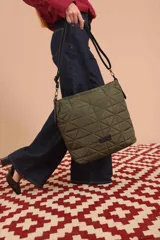 Cartera capitoneada color negro, con diseño geométrico y asa resistente. Amplia y cómoda, ideal para el uso diario.