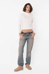 Top color beige de media polera y manga larga, confeccionado en tela de punto ribb con acabado gamuzado, calce slim fit y recorte en laterales.
