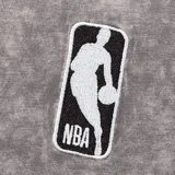 Remera blanca de algodón con cuello redondo y logo de la NBA estampado en el pecho.