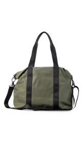 Bolso deportivo negro de nylon, con compartimento principal con cierre y bolsillo adicional al frente con cierre. Cuenta con asas y correa extensible.