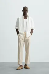 Pantalón azul marino de corte recto, con cintura elástica ajustable con cordón, bolsillos laterales y traseros.