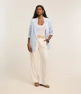 Pantalón wide leg de cintura alta color crudo, confeccionado en viscolino, con trabillas en la cintura, cierre tradicional y pliegues. Incluye cinturón de rafia artificial.