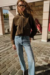 Pantalón de jean gris de corte recto, tiro alto y largo hasta el tobillo.