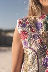 Chaleco bordado a mano con flores y mostacillas al estilo hindú, de corte amplio.