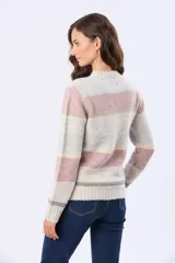 Buzo tejido de tacto suave y cálido, con rayas horizontales en tonos beige, blanco, rosa y gris. Tiene cuello redondo y puños de rib.