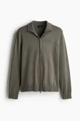 Cárdigan verde oliva de punto fino, con cuello polo y cierre bidireccional. Tiene corte ajustado y remate acanalado en cuello, puños y bajo.