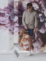 Bermuda gris de lino y algodón, corte recto y largo hasta la rodilla.