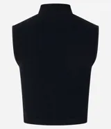 Musculosa negra con cuello alto y corte ajustado.