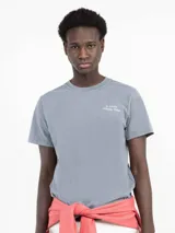 Camiseta de manga corta color rosa con cuello redondo y logo bordado en el pecho.