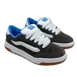 Championes Vans modelo Hylane 2Tne, de corte bajo, con capellada de gamuza color marrón oscuro y detalles en blanco, forro interior azul y cordones blancos. Suela de goma color caramelo.