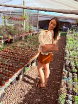 Cartera baguette de cuero color marrón con forro interno de tela.