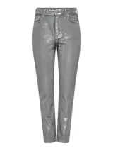 Pantalón jean skinny color gris metalizado, con cierre de cremallera y trabillas para cinturón.