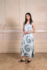 Vestido largo sin mangas con estampado batik en tonos celeste y gris, escote en V y aberturas laterales.