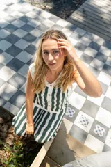 Conjunto tejido de chaleco y pantalón a rayas verticales color marrón y negro. Chaleco con botones y pantalón de corte recto.