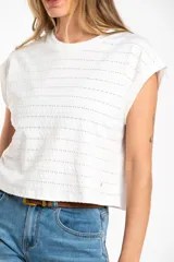 Remera blanca de algodón texturizado con cuello redondo y mangas cortas.