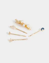 Set de cinco horquillas doradas para el pelo con motivos marinos: una horquilla con forma de clip con conchas, perlas y estrella de mar, y cuatro horquillas con forma de pinza con conchas y estrellas de mar.