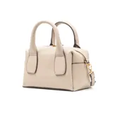 Cartera chica color taupe, de símil cuero graneado, con acceso con cierre, correa regulable y asas fijas. Tiene un bolsillo interno con cierre y otro abierto.