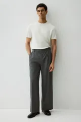 Remera blanca de punto fino suave con cuello redondo y corte ajustado.