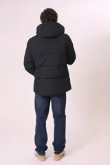 Campera puffer gris con capucha, cierre frontal con cremallera y bolsillos laterales con cierre.