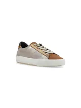 Sneaker negro con textura símil cuero de cocodrilo, cordones con detalles en lúrex, puntera de gamuza gris y detalle plateado en el talón.