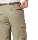 Short cargo color beige con cinturón marrón, de corte clásico y largo hasta la rodilla. Cuenta con bolsillos laterales, traseros y cargo con cierre de velcro. Confeccionado en tejido ultraabsorbente con protección solar UPF 50.