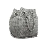 Cartera tipo bucket plateada con apliques de strass, cierre con cordón ajustable y asa de cadena metálica.