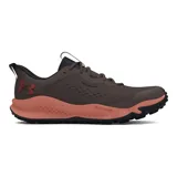 Championes de trail running Under Armour Charged Maven Trail, color marrón con detalles en naranja y negro. Diseñados para senderos, con capellada de malla transpirable, entresuela Charged Cushioning para amortiguación y suela de goma con tacos para tracción.
