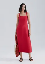 Vestido midi rojo con breteles anchos y corte recto.
