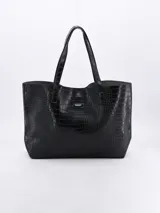 Bolso tipo tote bag color negro con textura símil cuero de cocodrilo y logo metálico plateado.