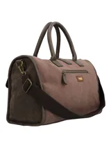 Cartera marrón con diseño patchwork en los bolsillos frontales, cierre de cremallera, manillas fijas y correa ajustable y removible. Incluye llavero decorativo.