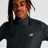 Abrigo deportivo negro con cierre 1/4 en el cuello y tejido space dye.
