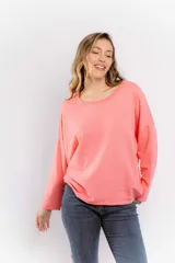 Buzo de algodón color coral, de corte holgado y mangas largas.