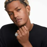 Anillo de cóctel de la familia Dextera, color plateado con forma octogonal, adornado con pavé de cristales blancos.