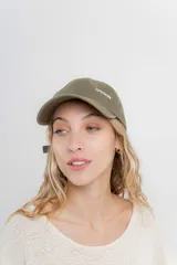 Gorra de béisbol color amarillo pastel, con visera curva y logo de Peach bordado en el frente. Ajustable en la parte trasera.