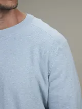 Sweater gris de algodón con cuello redondo.