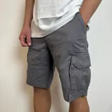 Bermuda cargo gris de gabardina, con bolsillos laterales y traseros.
