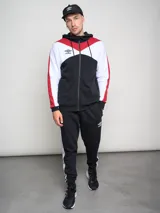 Campera con capucha Umbro de felpa negra, blanca y roja con cierre frontal y logo bordado en el pecho.