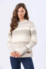 Buzo tejido de abrigo con rayas horizontales en tonos rosado, beige y blanco. Tiene cuello redondo y mangas largas.