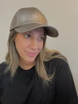 Gorra color beige de cuero sintético con visera y ajuste trasero con velcro.